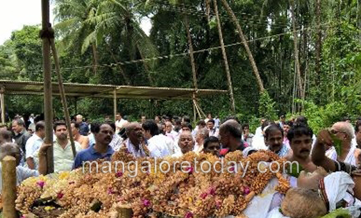 Kasargod: Hundreds bid tearful farewell to Nadoja Kayyara Kinhanna Rai 